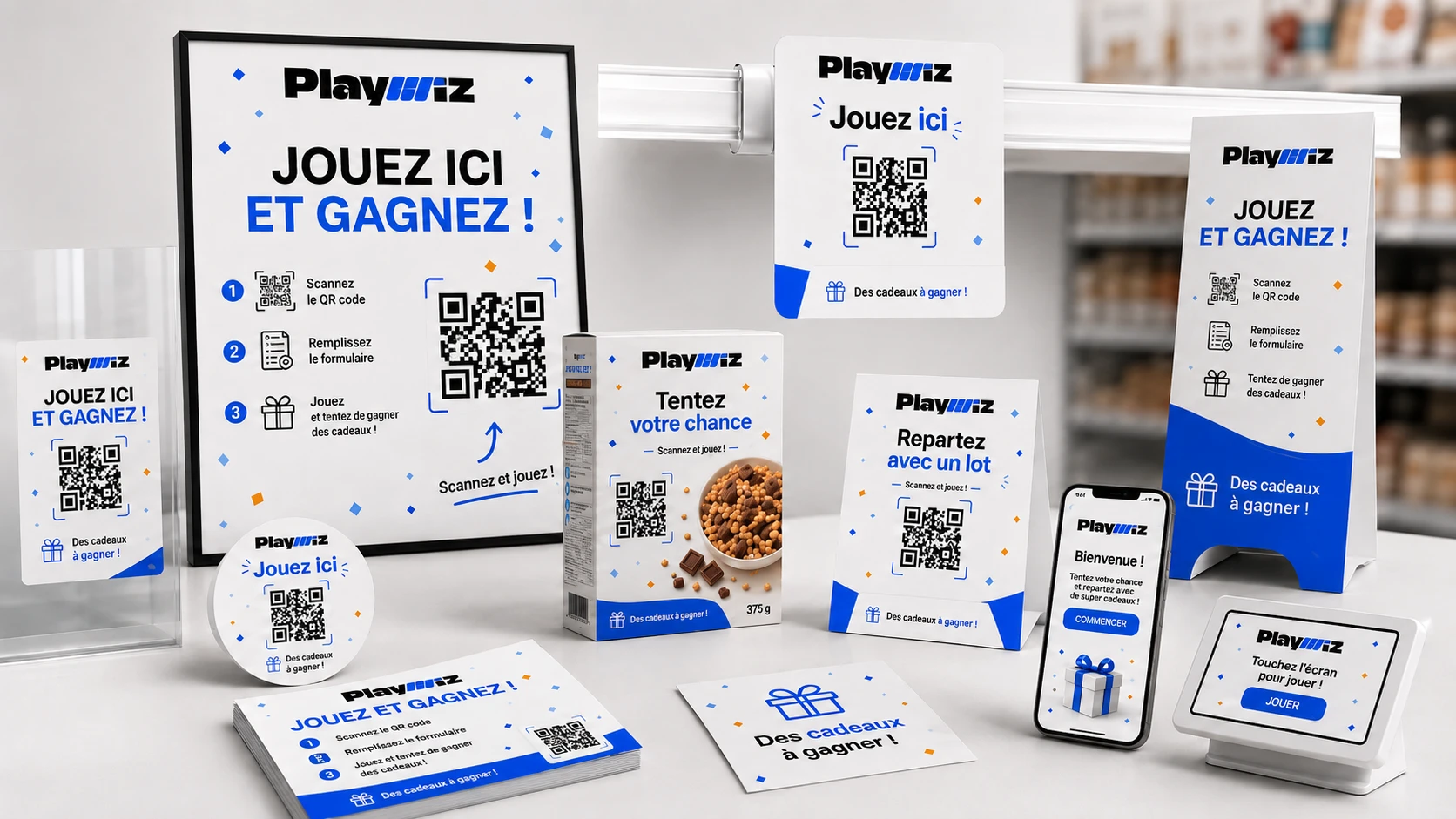Des supports Playwiz portant chacun un QR code : affiche encadrée, réglette de rayon, chevalets, cartes à distribuer